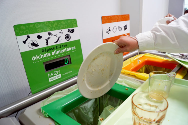 poubelles de tri des déchets en restaurant scolaire