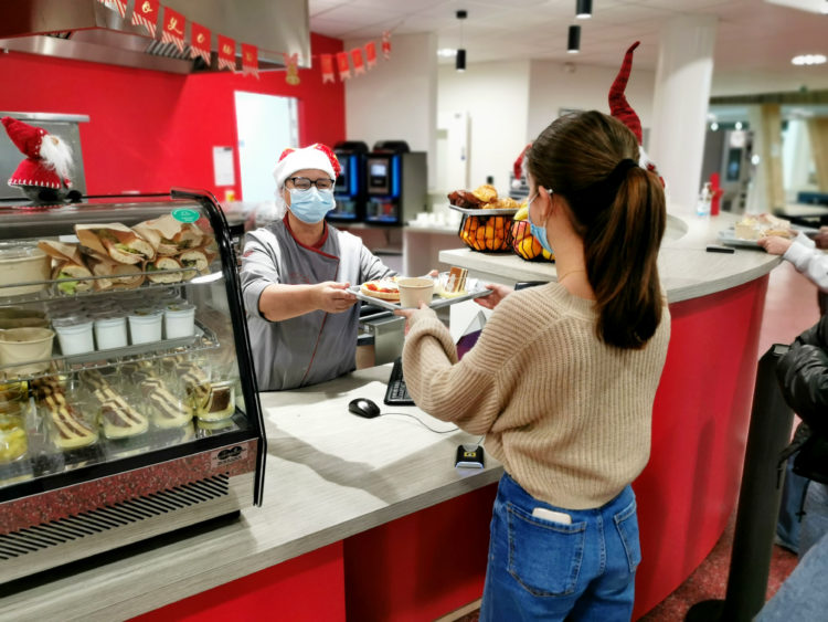 une lycéenne se fait servir à la cafétéria