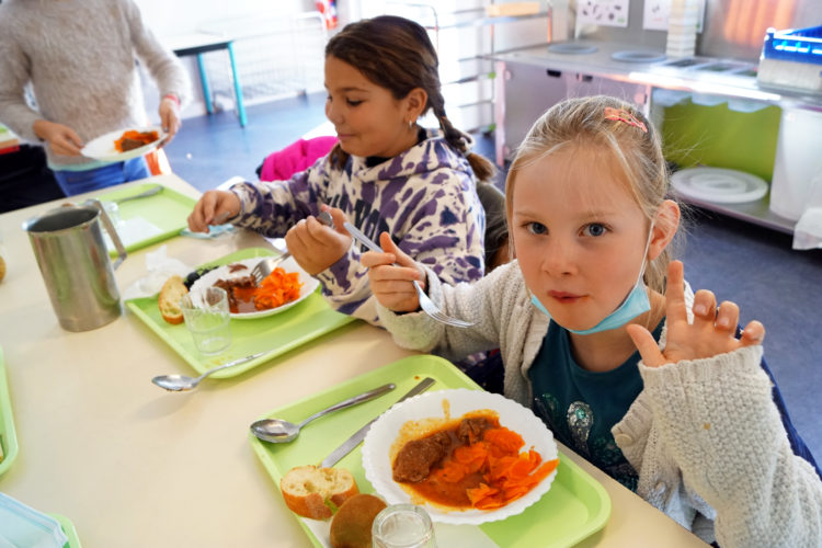 élèves de primaire à la cantine scolaire