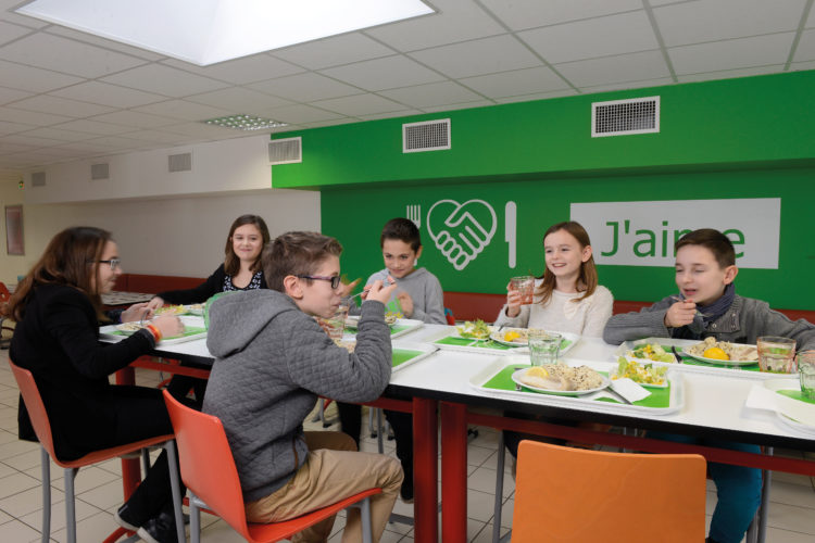 déjeuner de collégiens à la cantine scolaire