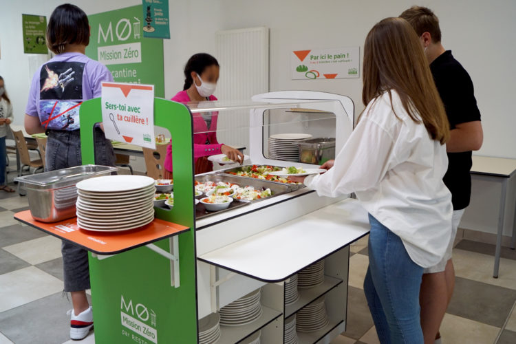 élèves se servent au salad'bar de la cantine scolaire