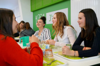 collégiens déjeunent à la cantine scolaire