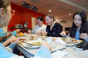 lyceens déjeunent au self du lycée