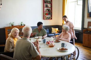 petit déjeuner de personnes âgées en résidence pour seniors