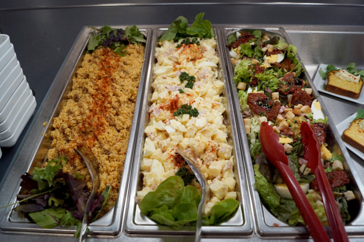 présentation de salades faites maison dans un salad'bar