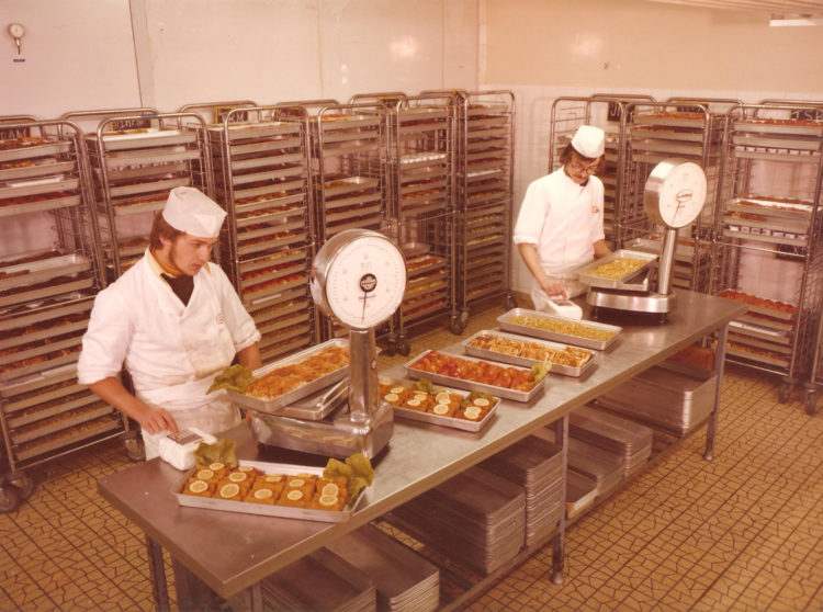 préparation de repas livrés en cuisine centrale