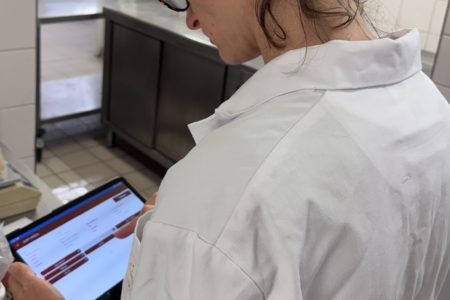 Mégane qui note les observations HQSE